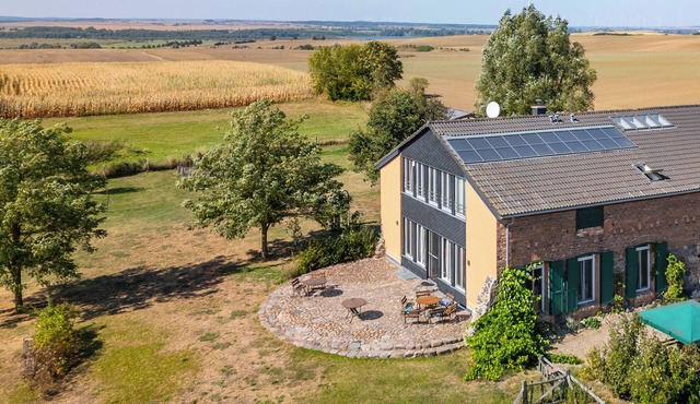 Comfortable house in secluded location for up to 15 people, 5 bathrooms, large property