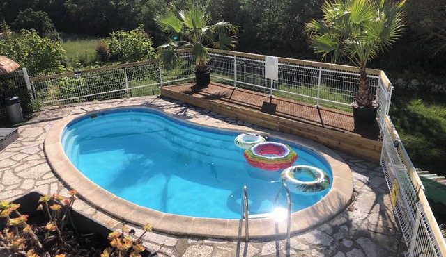 Comfortable villa with swimming pool between uzes and nimes