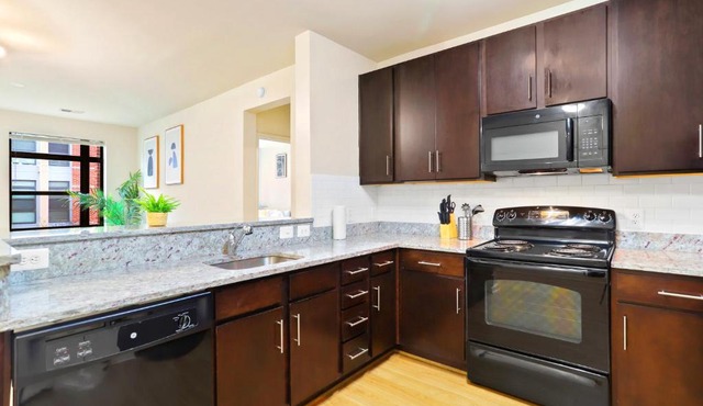 Comfort & Convenience in Trendy Crystal City Loft