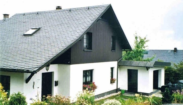 comfortable in a quiet, wooded area, hiking and biking directly from the holiday home
