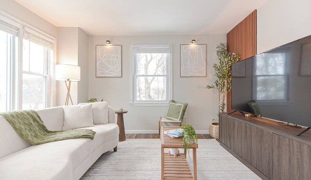 Comfort Oasis with Private Garage. Steps from UMass Lowell & 35 min from Boston