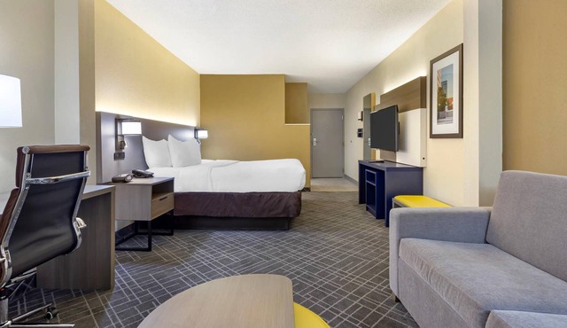 Comfort Suites Hanes Mall