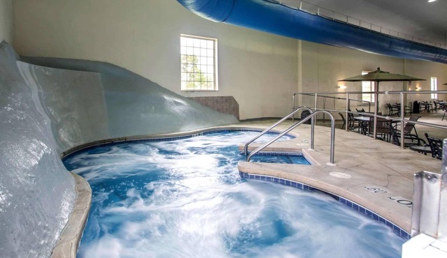 Comfort Suites Johnson Creek Conference Center