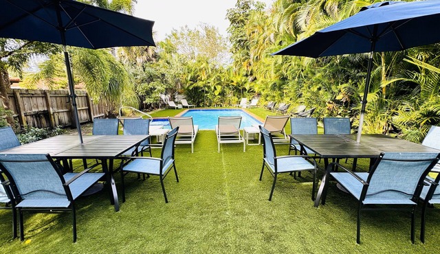 Comfortable 1 Bedroom Apt w/2 Queens, Sofa Bed & Pool Access