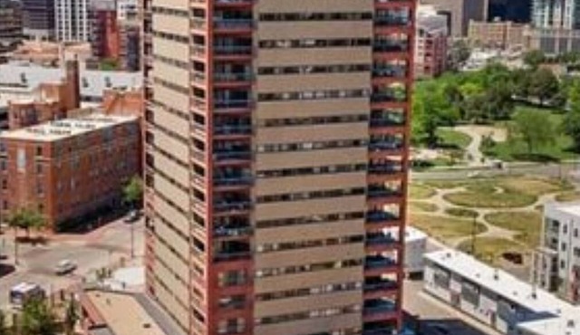 Comfortable 1-bedroom condo in Uptown Denver district; pool & gym; free parking.