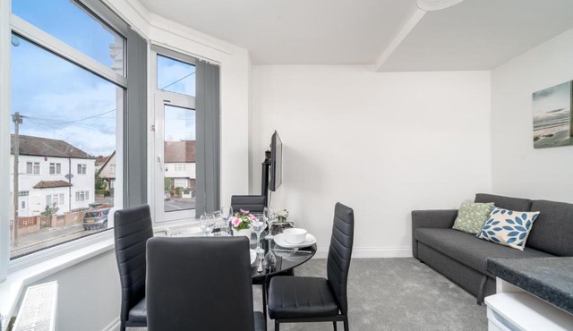 Comfortable 2-Bed Home with Spacious Layout, Walk Tube and Local Shops