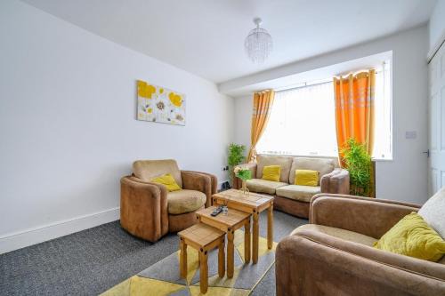 Comfortable 2-Bed Home with Free Parking