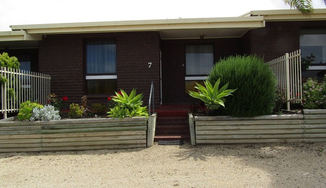Comfortable 2 bedroom Unit - Off Peak Special!
