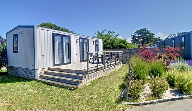 Comfortable 2-Bedroom Mobile Home, 200m from Beach, Pool, WiFi, Parking