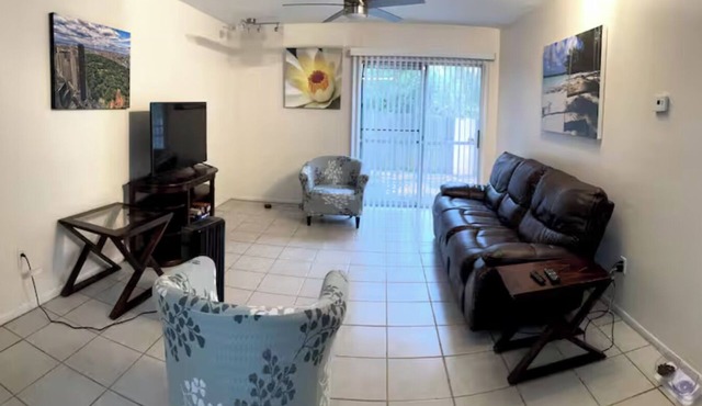 Comfortable 2-bedroom apartment, 1.5 blocks from UF Hospital