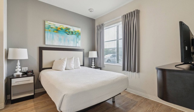Comfortable 2 Bedroom I Pool I Gym