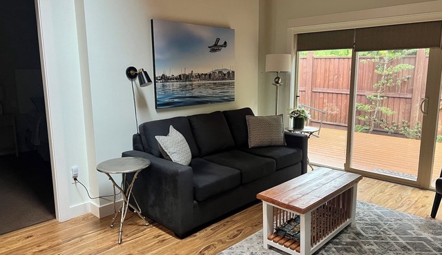 Comfortable 2 bedroom 2 bathroom cottage. Pet friendly!