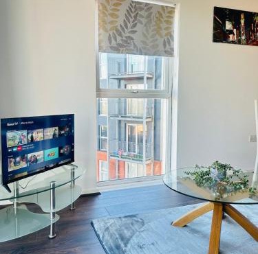 Comfortable 2-Bedroom Flat close Etihad and Coop Live