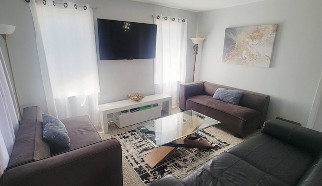 Comfortable 2 BR unit blocks from light Rail stat 15min from downtown/airport