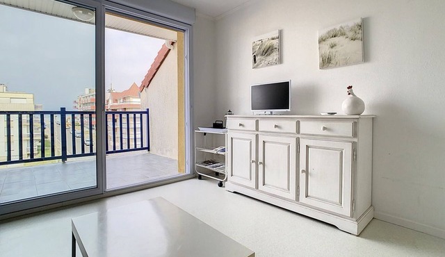 Comfortable 2-Bedroom Apartment 100m from the Beach with Parking