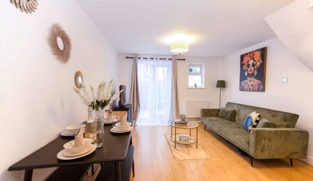 Comfortable 2BR Home Near Hemel Town Centre | Sleeps 5