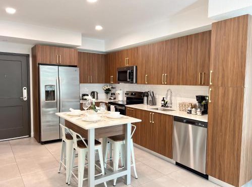 Comfortable 2BR Apartment with Pool and Gym, Steps from Jackson Memorial
