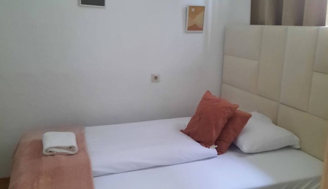 Comfortable 2BR Apt. Central and Well Connected