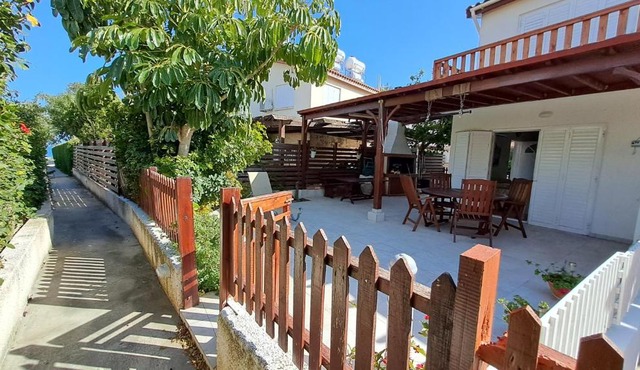 Comfortable 2BR Seaside House & Free Parking