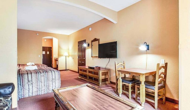 Comfortable 2nd-floor studio with balcony