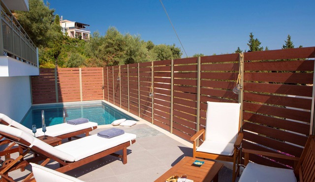 Comfortable 3 bedroom Villa with swimming pool and sea view. Pet-Friendly