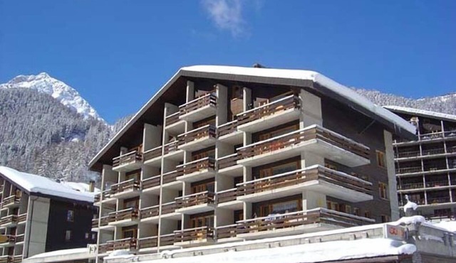 Comfortable 3 room apartment for 4-6 persons : Living room with Sofa-bed - swedish stove - kitchen w