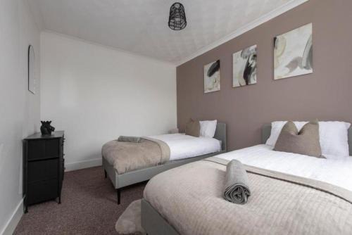 Comfortable 3BR House Pool Table, WiFi & Free Parking