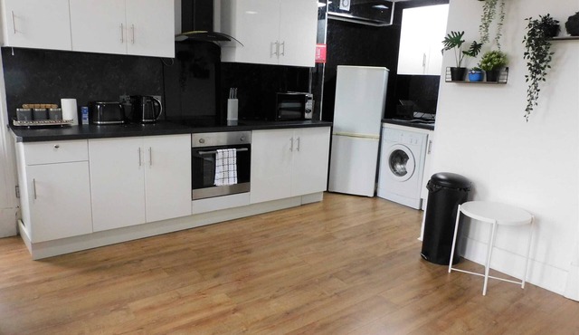 Comfortable 4 bed Apt in Paisley Next to Station