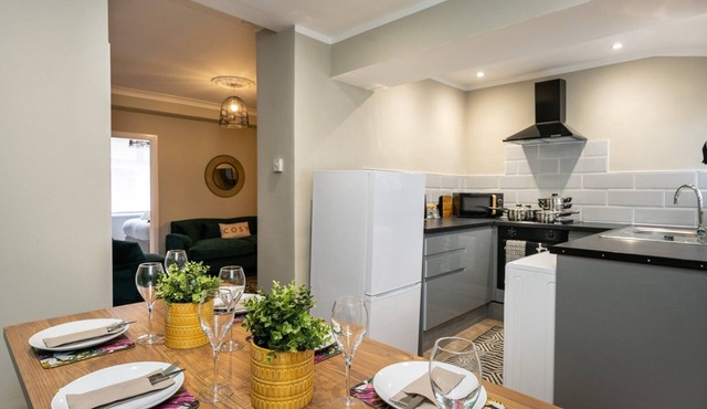Comfortable 4-bed Home With Free Parking Wales