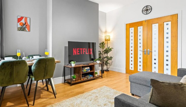 Comfortable 4 Bed Home - Free Parking & Fast WiFi