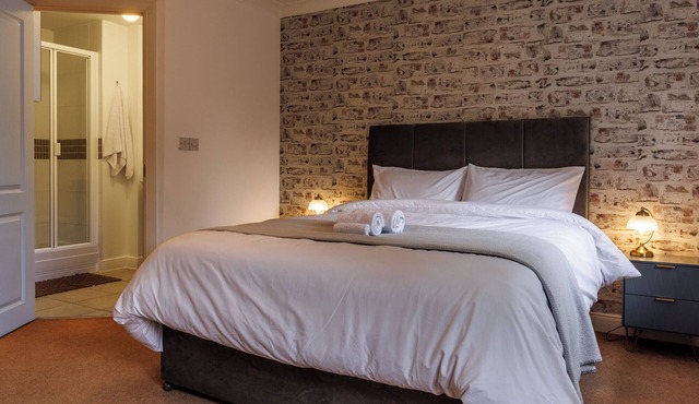 Comfortable 4-bedroom home Aylesbury/park view/pet friendly/car port