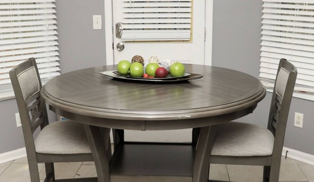 Comfortable 4 bedroom 10 min from Airport & Downtown