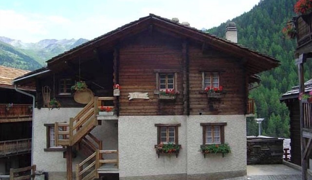 Comfortable 4-room apartment for 5 - 6 persons in the old village : dining-room - living-room - TV -