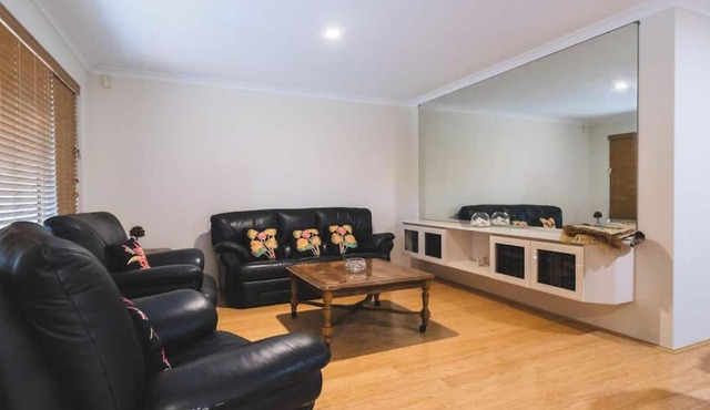 Comfortable 4BDR Family home in Suburbia