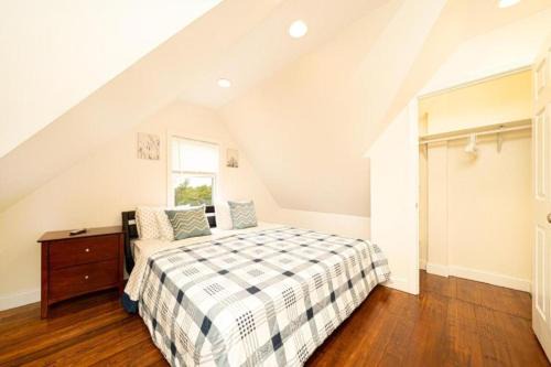 Comfortable 4BR Boston Getaway - Pet-Friendly - Near I-93 & Red Line 988