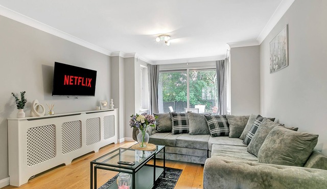 Comfortable 5-Bedroom home- Parking - Smart TV - Business Ready