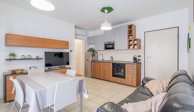 Comfortable 50m2 apartment, ideal for 2 people, located on the third floor of a building with a lift.The accommodation is located in a strategic position less than 1.5 km from the center of Bergamo and the train station, easily reachable both on foot and