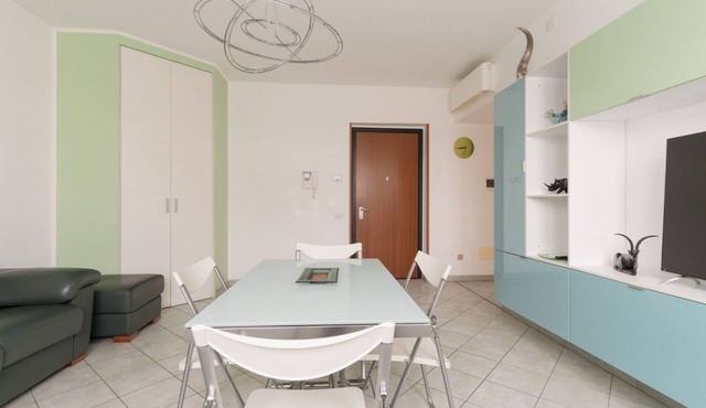 Comfortable 60m2 apartment, ideal for 4 people, located on the sixth floor of a building with lift.The accommodation is located in a strategic residential area, an 18-minute walk from the M2 Abbiategrasso-Chiesa Rossa metro stop and near the #46 bus st