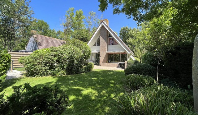 Comfortable 8-person holiday home in a quiet location on 530 m² of land