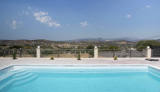 Comfortable accommodation with a pool, perfect for relaxation and nature.