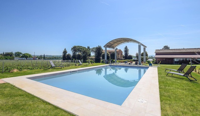 Comfortable accommodation in a farmhouse in the middle of a prestigious wine-growing area in the hil