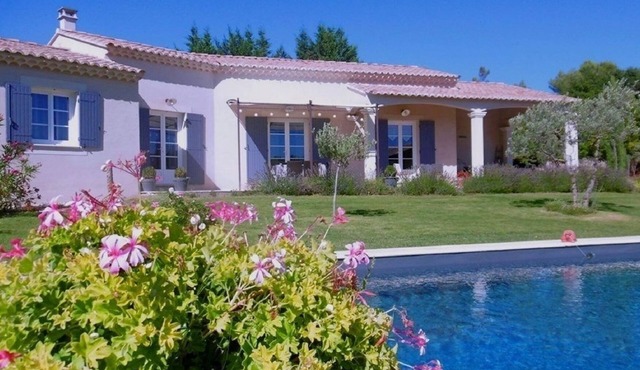 Comfortable air-conditioned house with private swimming pool in a quiet location