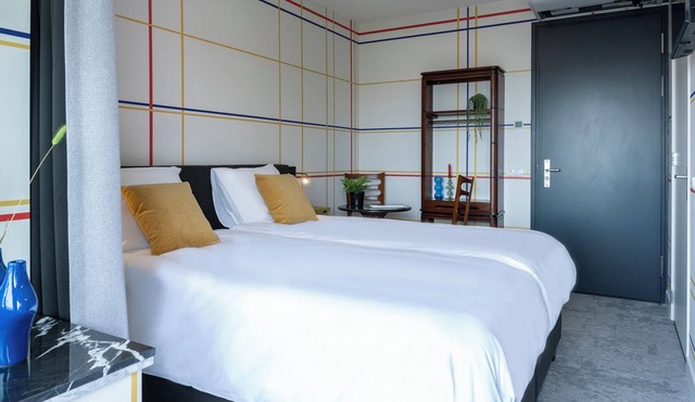 Comfortable air-conditioned suite with access to a shared kitchen and free parking nearby. Ideal for business travelers or a relaxed short stay in Raamsdonksveer, close to Tilburg and local highlights.