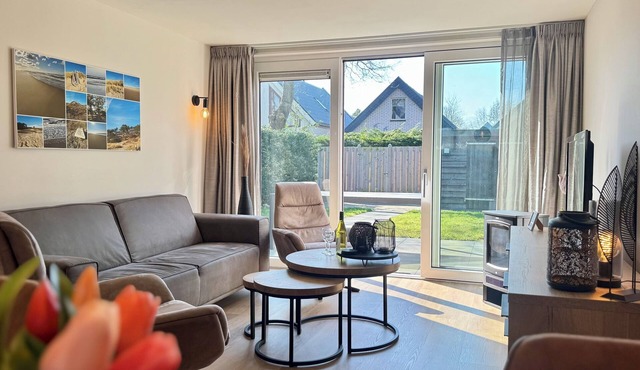 Comfortable and modern furnished holiday home, sleeps 6, WiFi on quiet holiday park close to beach, woods and dunes