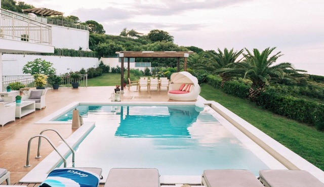 Comfortable And Chic Garden With A Well Maintained Garden