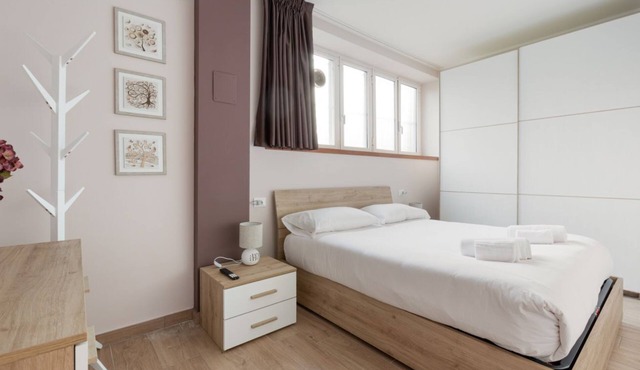 Comfortable and modern 45sqm apartment, able to comfortably accommodate up to 4 people, located in the basement of a building WITHOUT a lift (steps to access it). The apartment is located in a strategic position, just a 5-minute walk from the Affori st