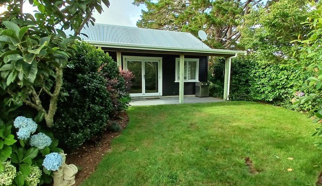 Comfortable and private studio unit set in a lovely garden only 3.5km from city