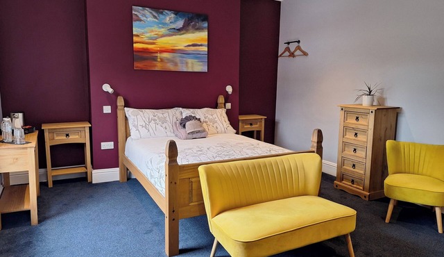 Comfortable and Spacious Double En-suite Room