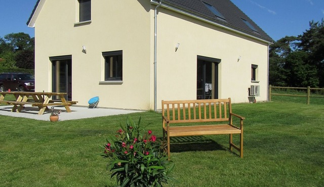 Comfortable and spacious house (sleeps 10), quiet - 3 km from the beach