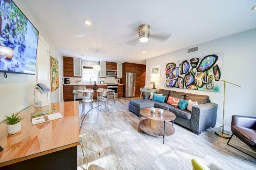 Comfortable and stylish condo near Myers Park